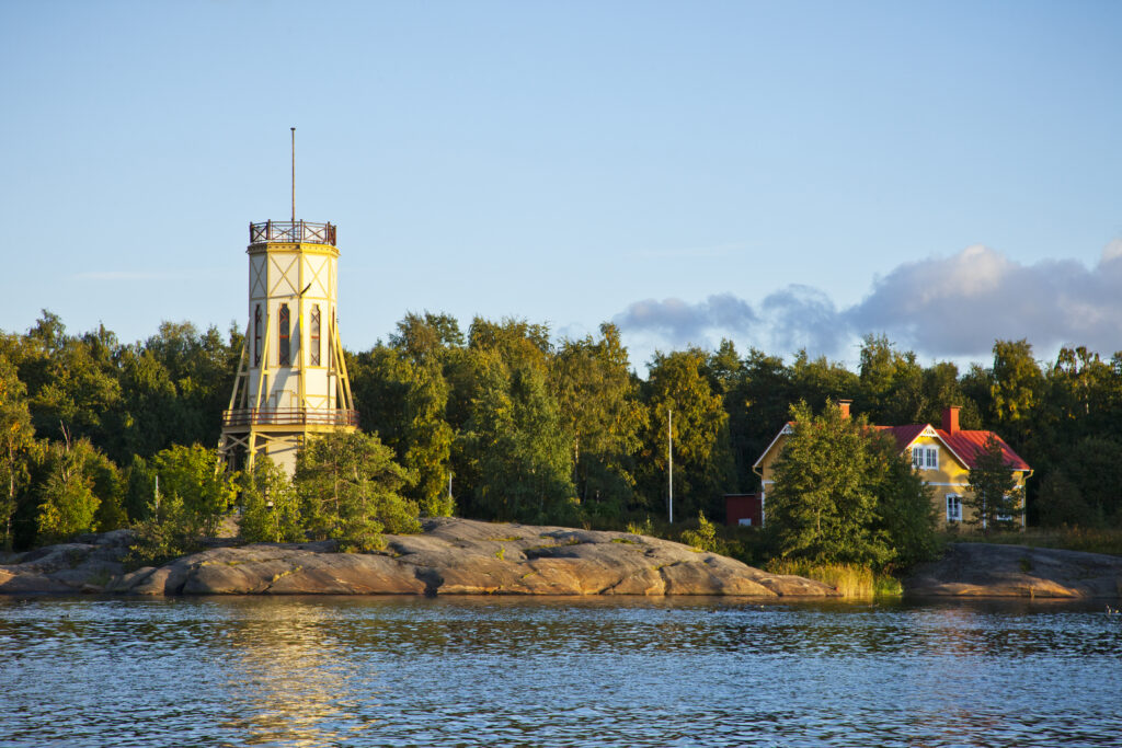 Kiikartorni ja Nokan torppa mereltä päin kuvattuna.