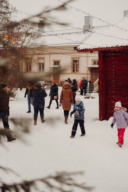 Children and adults walking around Tammela elf lend.