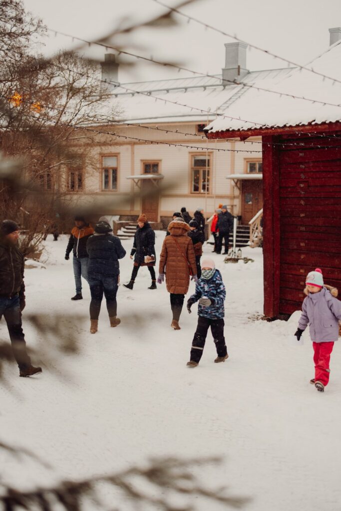 Children and adults walking around Tammela elf lend.