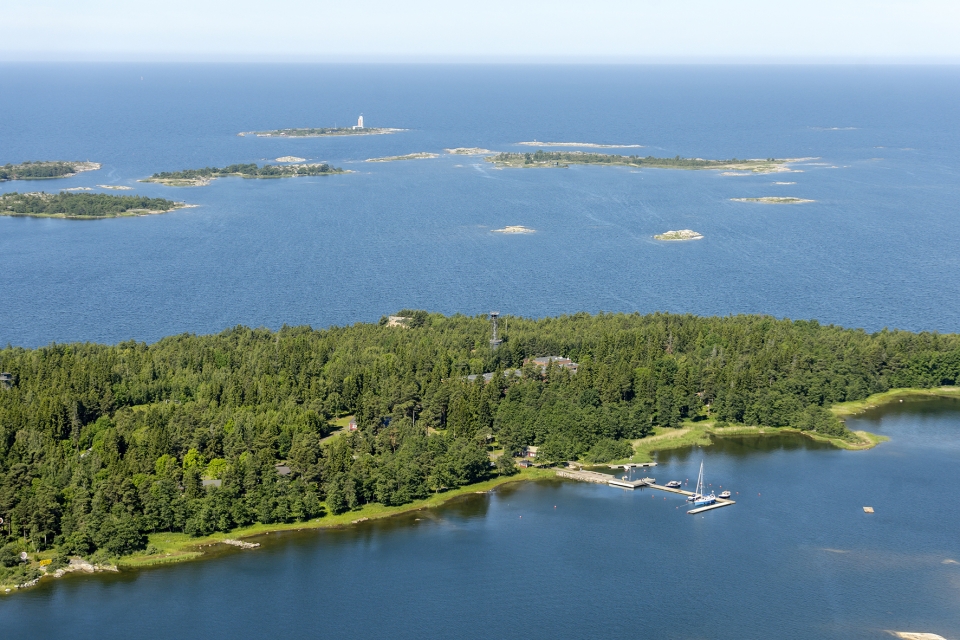 Ilmakuva Kuuskajaskarin linnakesaaresta ja Kylmäpihlajan majakkasaaresta.