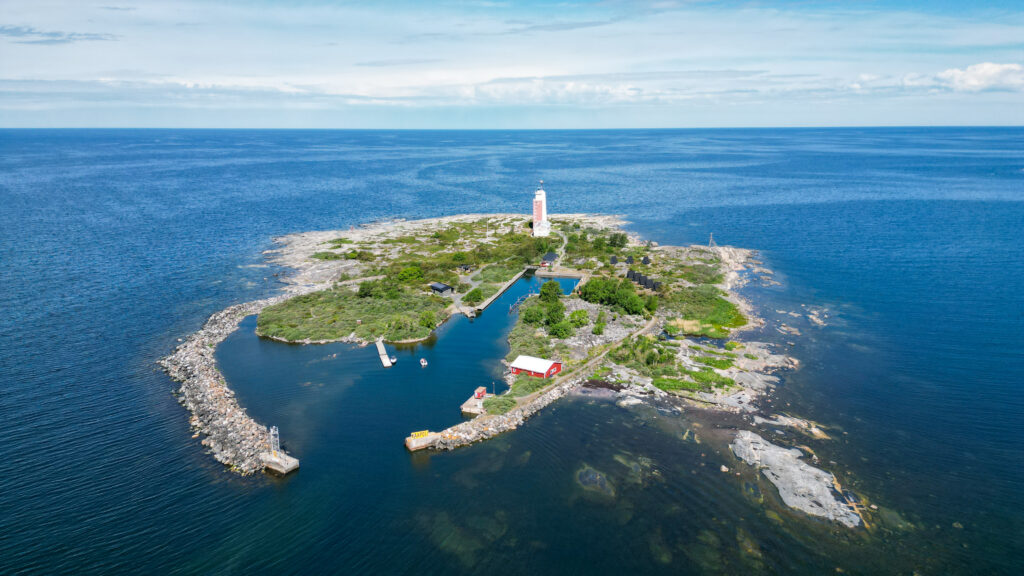 Aerial view of the Kylmäpihlaja lighthouse.