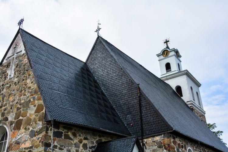 Rauman Pyhän Ristin kirkon kattoa ja tornia.