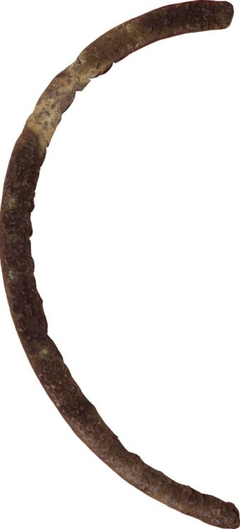 The picture shows a worn-looking fragment of a metal bracelet. The object is made of bronze and dates from the early Iron Age, around the beginning of AD.