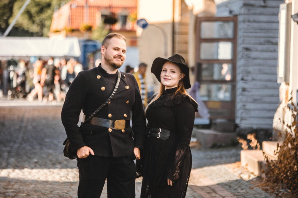Mies ja nainen Pitsiviikolla pukeutuneina mustiin vaatteisiin.