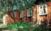 Kirsti-museo ja omenapuunkukat.