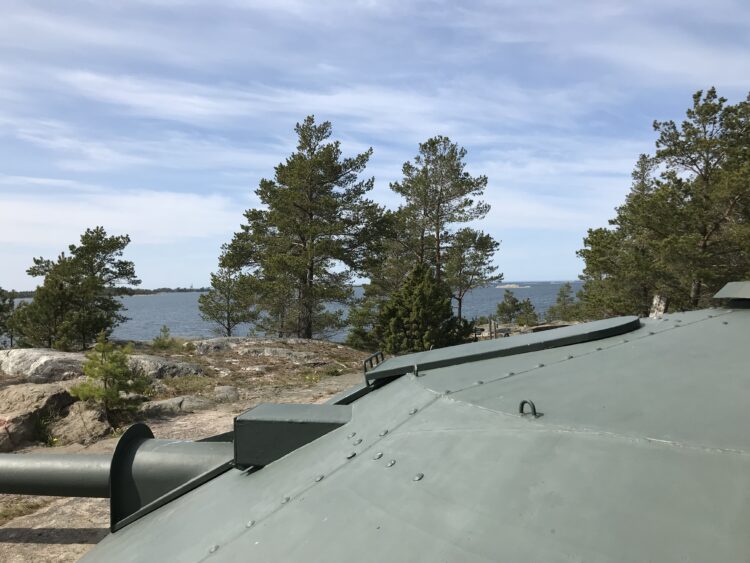 Kuuskajaskarin tykki, merta taustalla