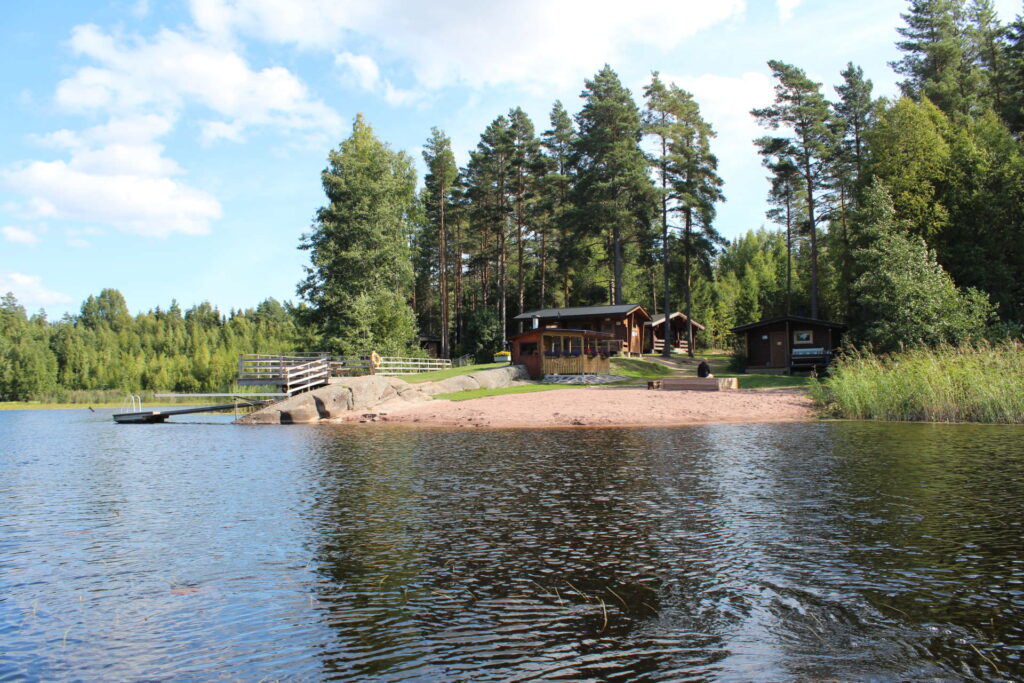 Lakeside sauna ja a beach.
