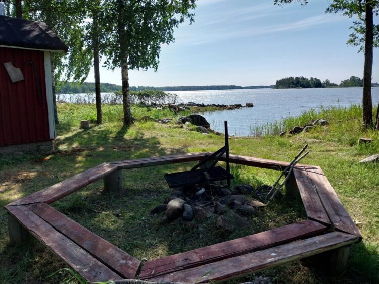 Nurmes Pinokari firepit. The sea on the background.
