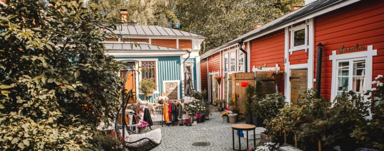 Myyjäiset sisäpihalla Vanhassa Raumassa.