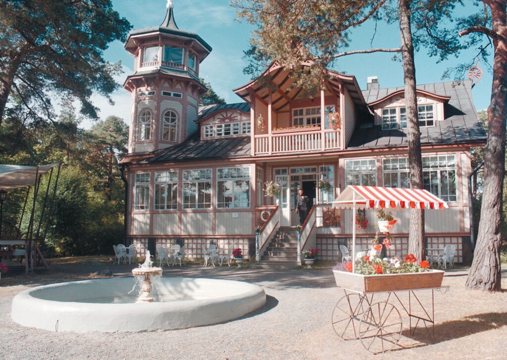 Ravintola Villa Tallbo historiallisessa pitsihuvilassa.