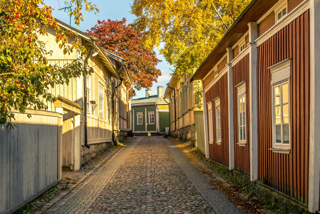 Syksyinen katunäkymä Vanhassa Raumassa.