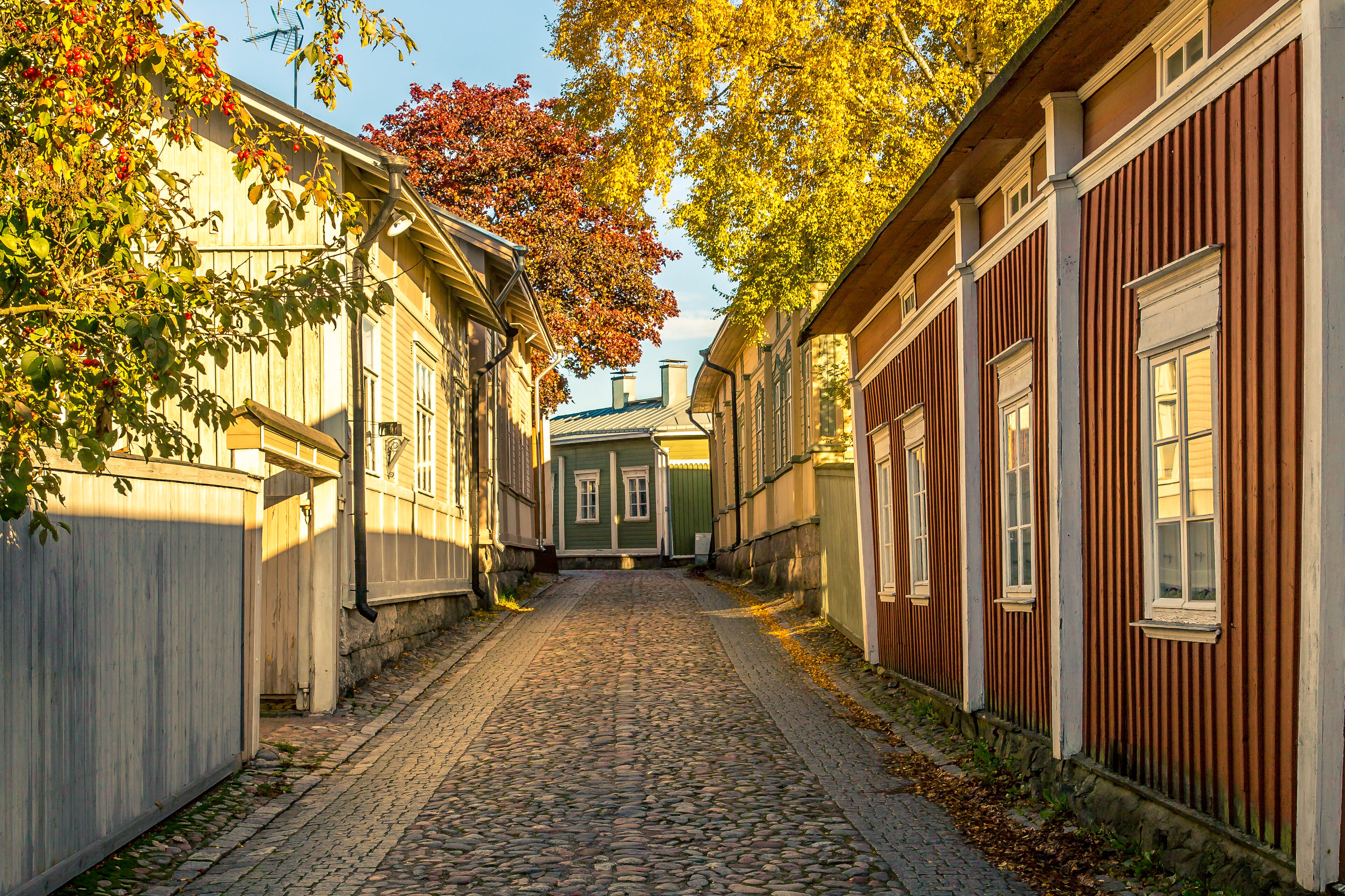 Syksyinen katunäkymä Vanhassa Raumassa.