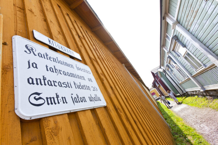 Sakosta varottava kyltti Kitukrännissä.