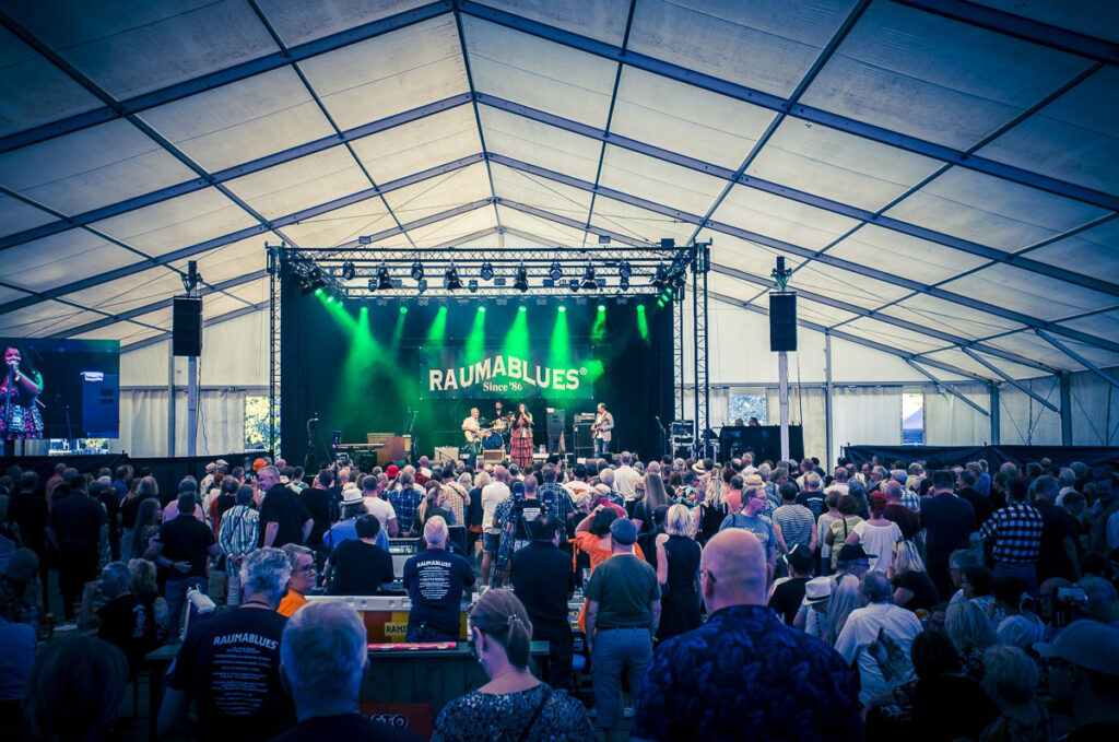 Rauma Blues festivaalin pääkonserttilava ja yleisöä.