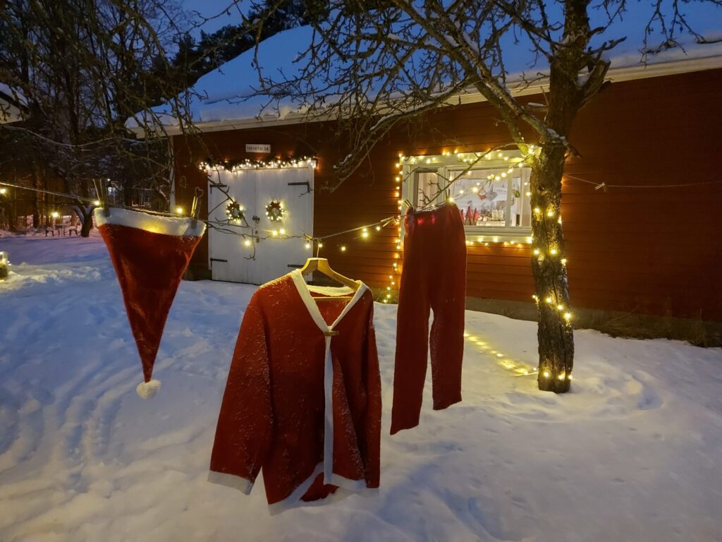 Purkki Aitan pihalla ripustettuna tontun vaateet.