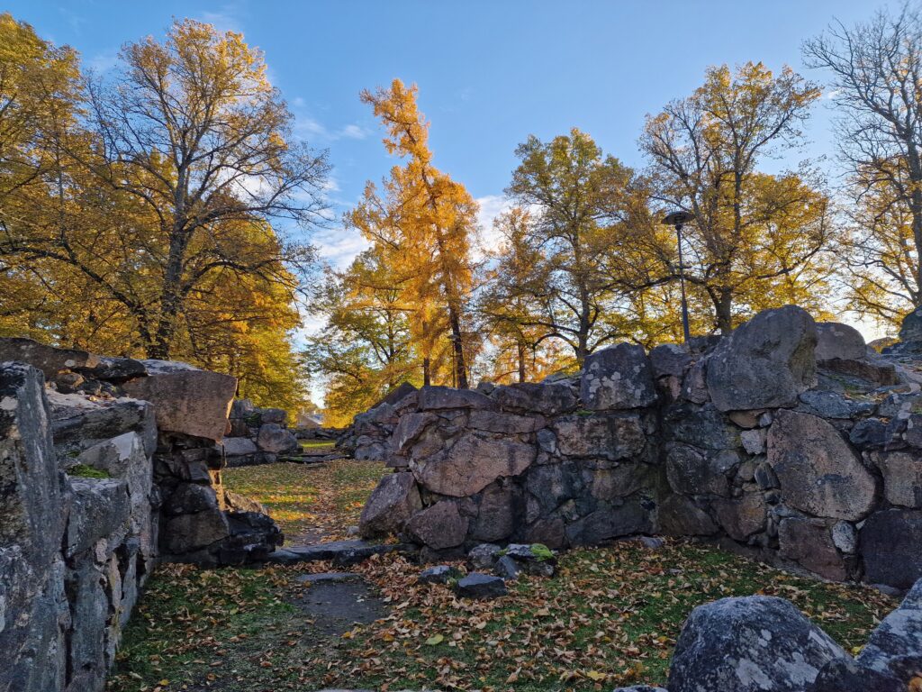 Pyhän Kolminaisuuden kirkon rauniot syksyllä.