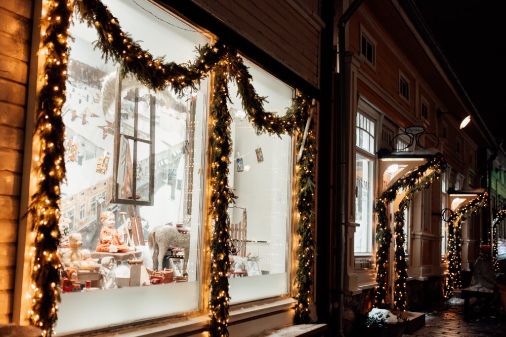 A shop window in Old Rauma decorated with Christmas decorations.