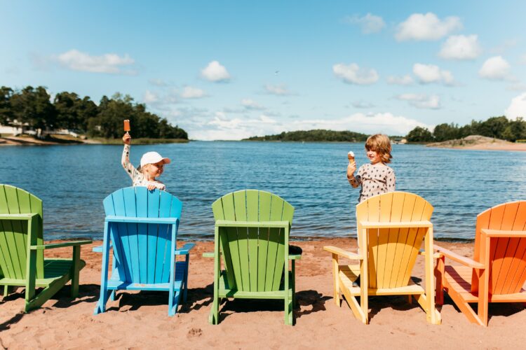 Two kids in sun chairs in Otanlahtibeach.