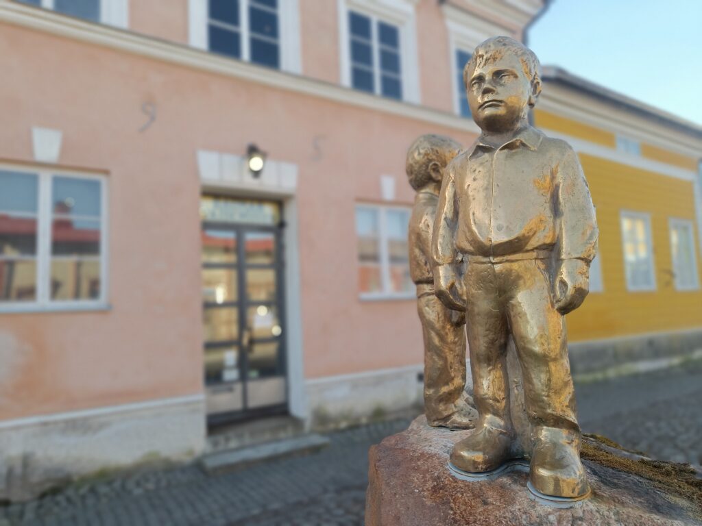 Jarmo Mäkelä's art piece called "Pojat" in front of the Rauma art museum.