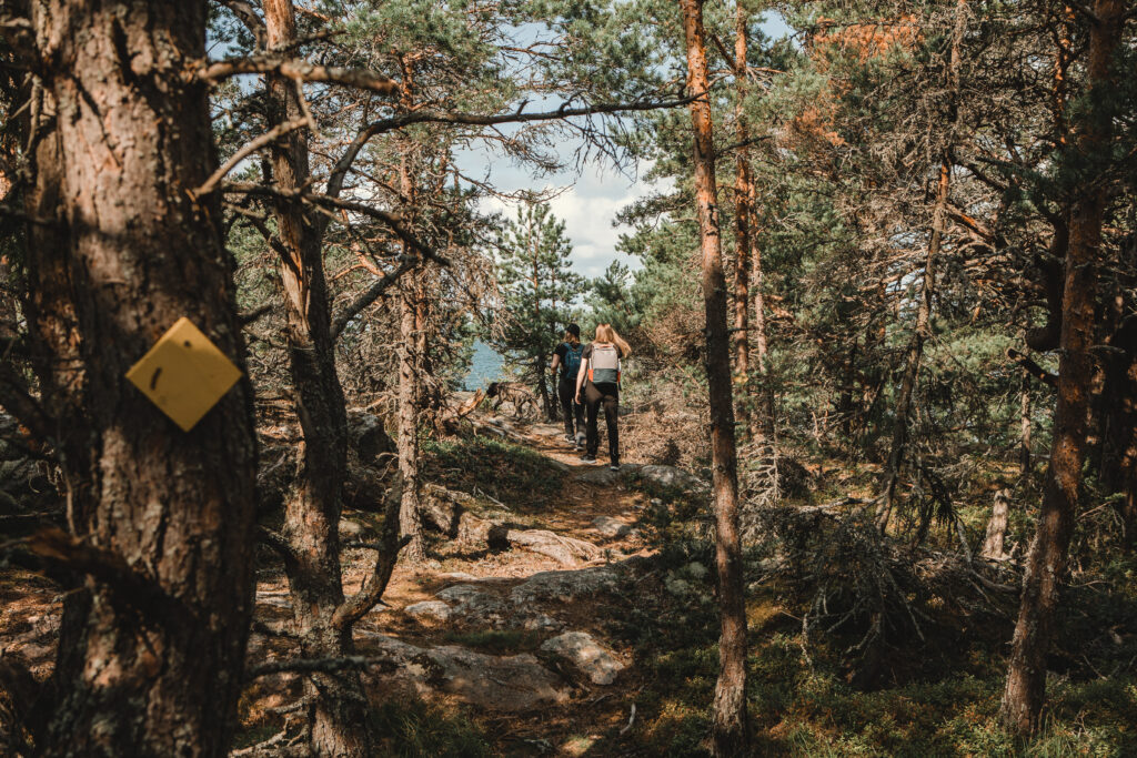 Retkeilijät Kuuskajaskarin luontopolulla