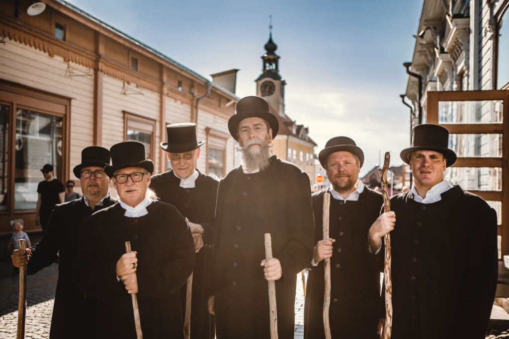 Kuusi Prännvahtia Vanhassa Raumassa.