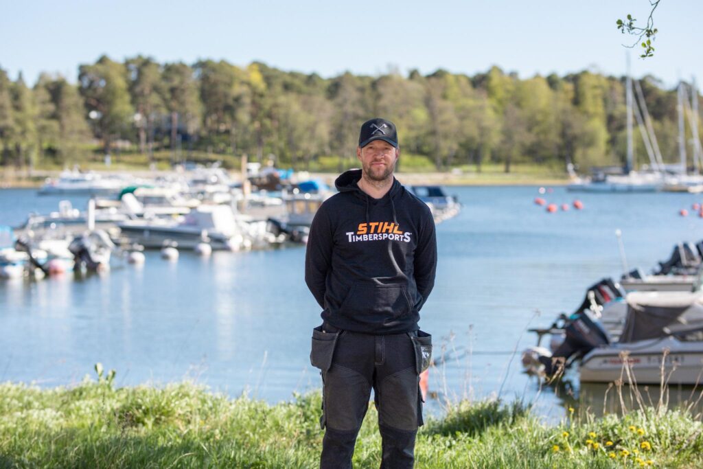 Saariston ylläpitotöitä tekevä Ilkka Heikkinen kuvattuna Syväraumanlahdella