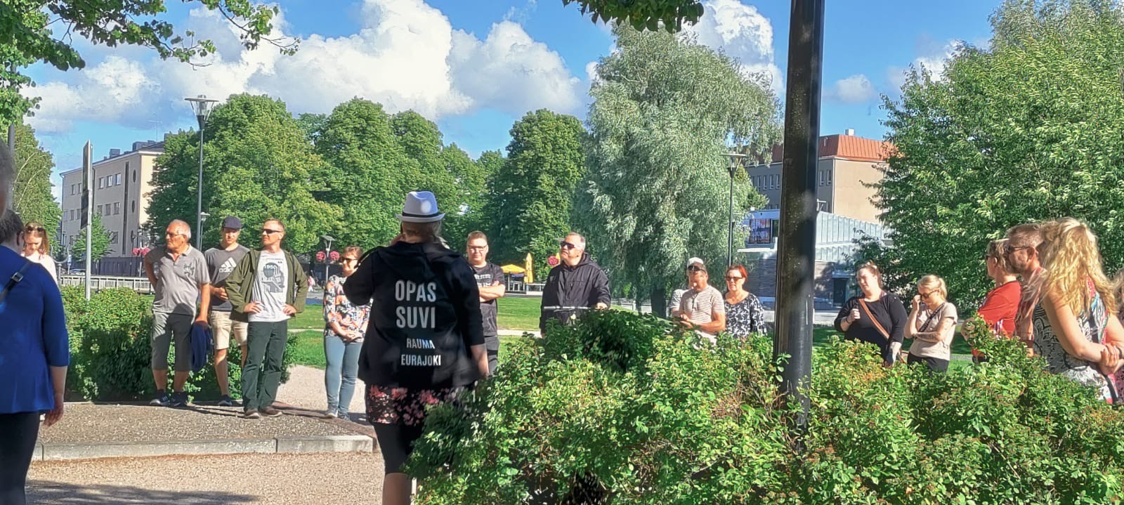 Opastusryhmä Raumalla.