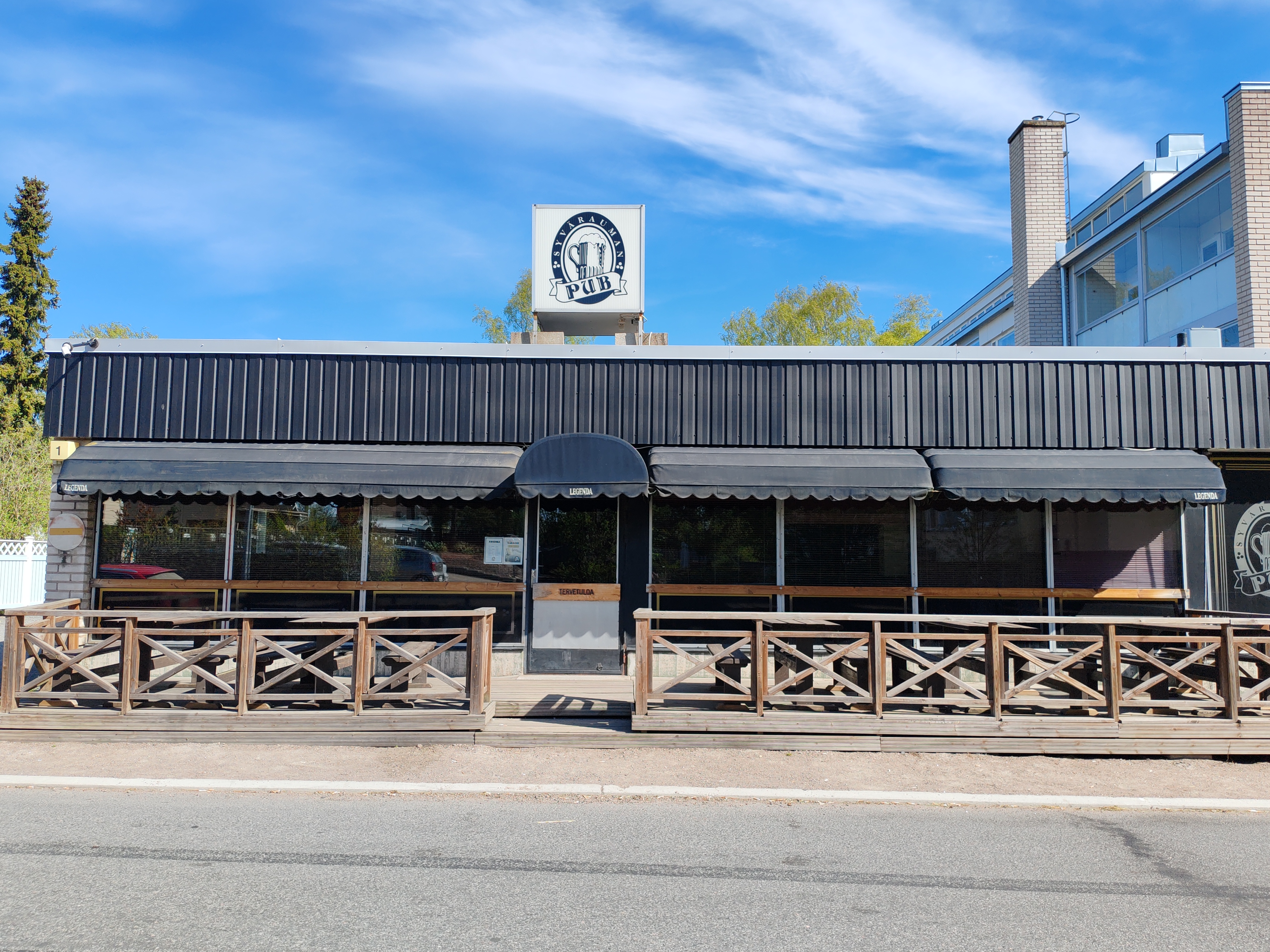 Syvärauman pubin rakennus ulkoa.