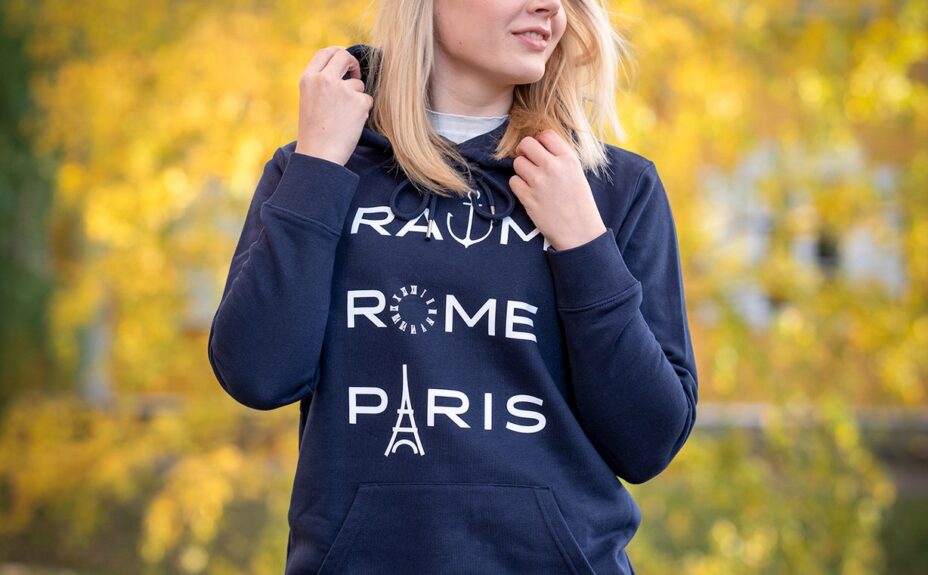 Nainen poseeraa tummansininen Raum, Rome, Paris tunika päällä.