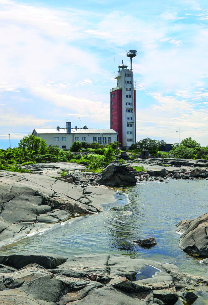 Kylmäpihlajanmajakka ja kallioita.
