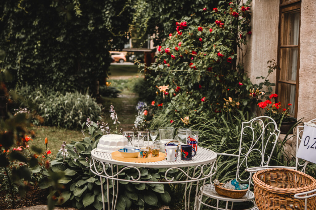 Pihapöytä, jossa tuotteita.