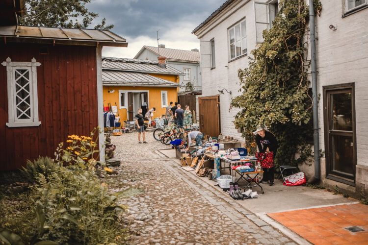 Vanhan Rauman talojen sisäpiha jossa pöytiä täynnä myytävää tavaraa.