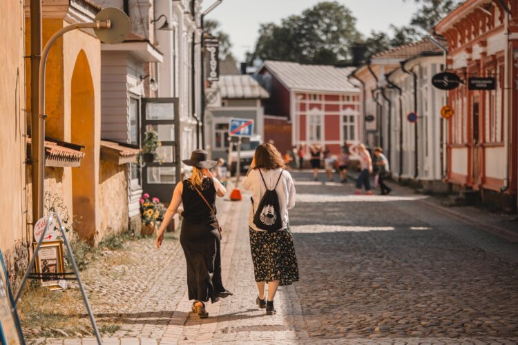 Kaksi ihmistä kävelee Vanhan Rauman kadulla.