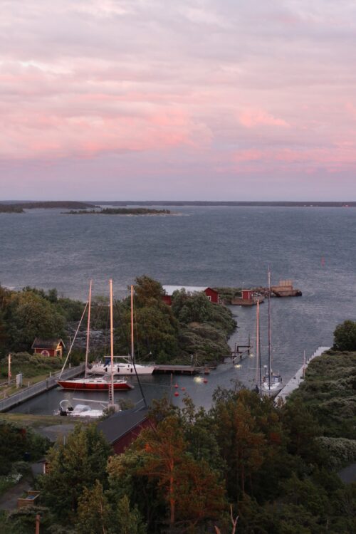 Kylmäpihlajan majakkasaari ilta-auringossa