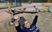 Ohjelmapalvelutuottaja Johanna Sundström kuntoilemassa.