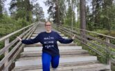 Ohjelmapalvelutuottaja Johanna Sundström kuntoportailla.