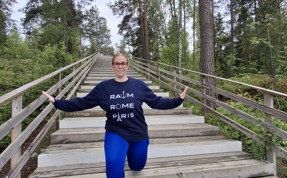 Ohjelmapalvelutuottaja Johanna Sundström kuntoportailla.