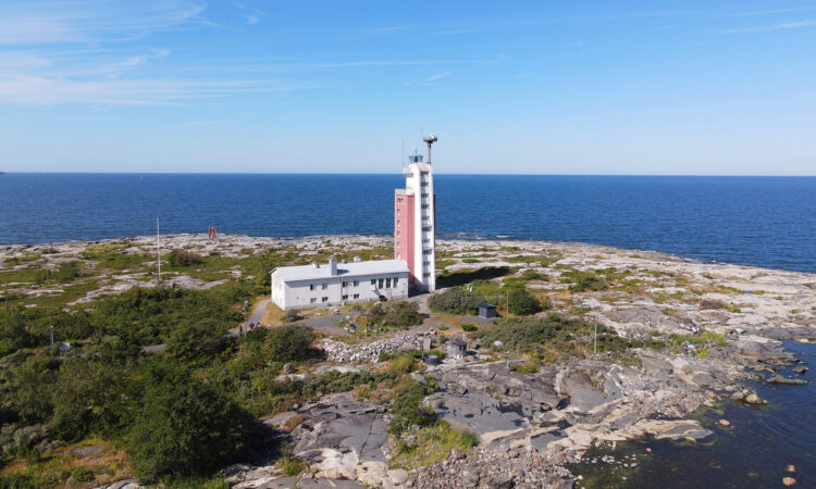 Kylmäpihlajanmajakkasaari kuvattuna ilmasta.