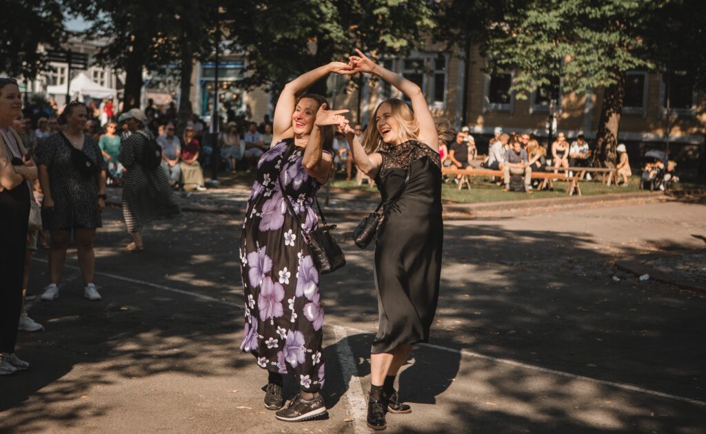 Kaksi tanssii yleisössä Savilassa.