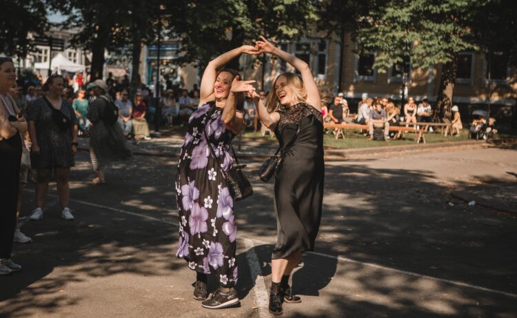 Kaksi tanssii yleisössä Savilassa.
