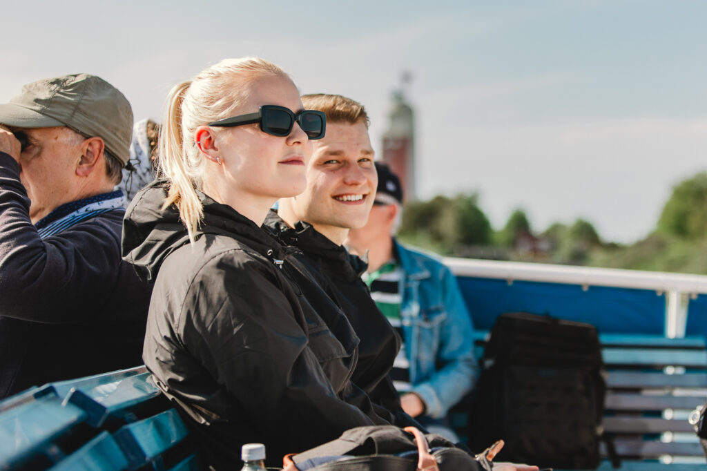 Ihmisiä reittiliikenteen veneen kyydissä.