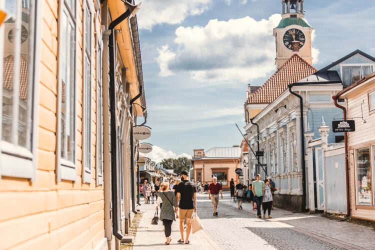 Kauppatori Vanhassa Raumassa.