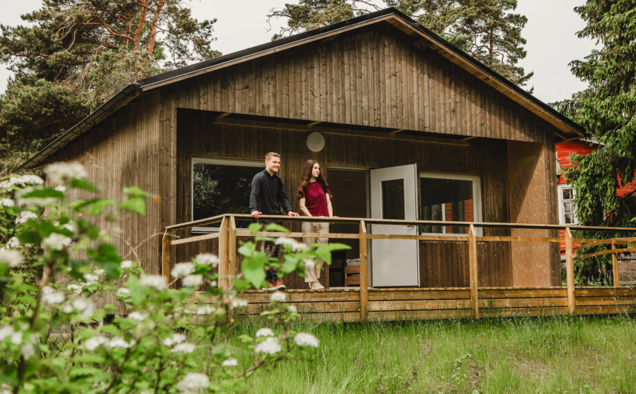 Ihmisiä Kuuskajaskarin majoitusmökin terassilla.