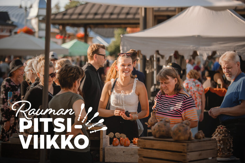 Ihmisiä Pitsiviikon markkinoilla ja Pitsiviikon logo.