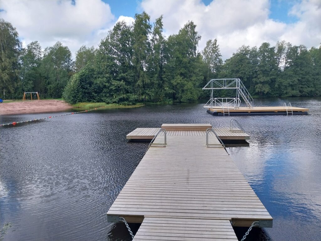 Bergströmin lammen laituri ja hyppytornilautta.