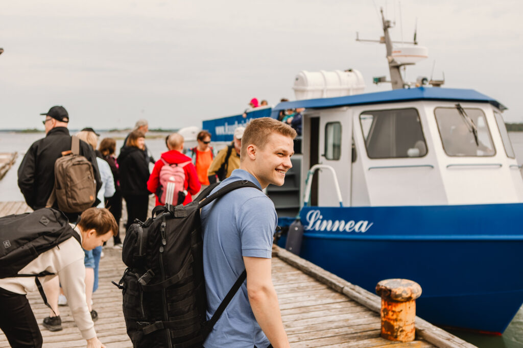 Ihmisiä menossa reittiliikenteen veneen kyytiin.