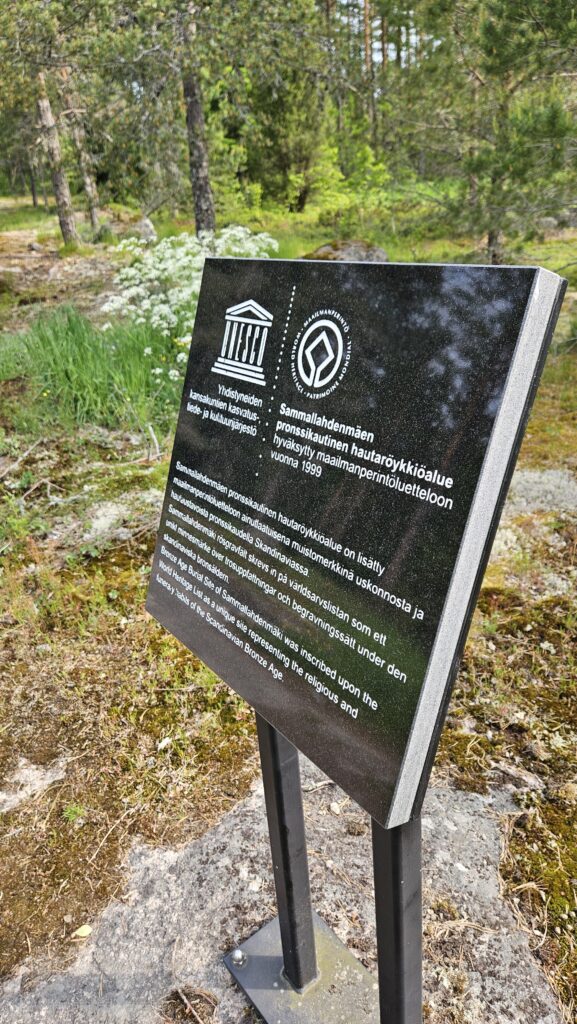Kyltti Sammallahdenmäellä kertomassa UNESCON-maailmaperinnöstä.