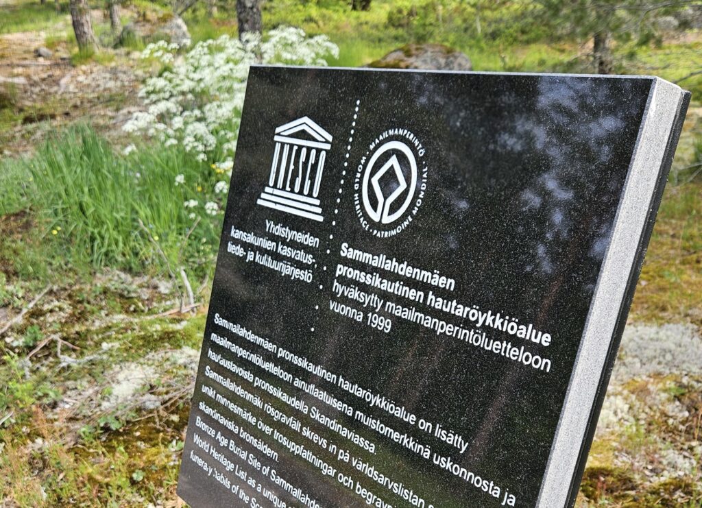 A sign about UNESCO World Heritage sites in Sammallahdenmäki.