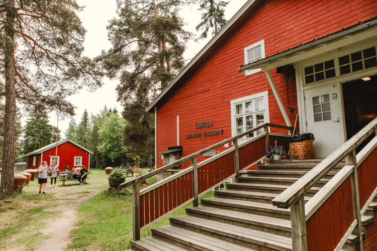 Kahvila Wanha Kasarmi Kuuskajaskarissa.