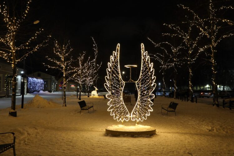 A light artwork in Savilanpuisto depicting angels wings